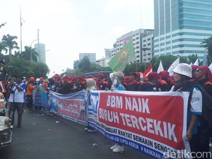 Massa Buruh Demo BBM Naik di DPR: Keputusan Jokowi Tak Tepat-Minta Upah Naik