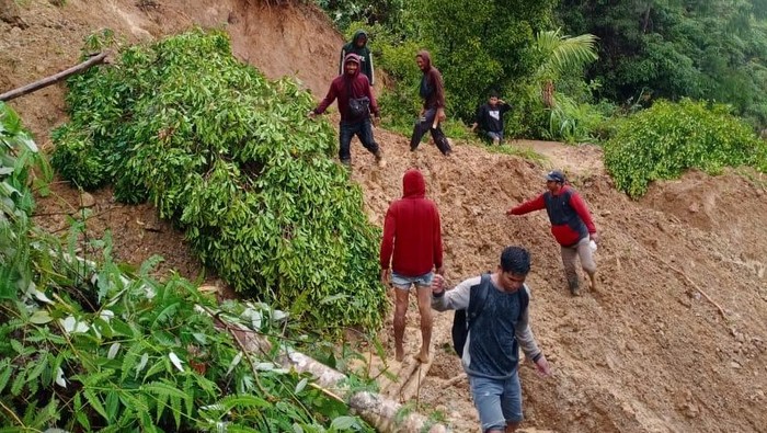 Akses terputus akibat longsor di Sidrap