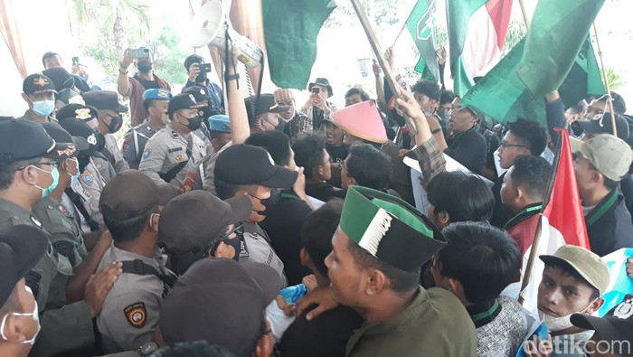 Aksi dorong mewarnai demo menolak kenaikan harga bahan bakar minyak (BBM) di Gedung DPRD Sukoharjo, Selasa (6/9/2022).