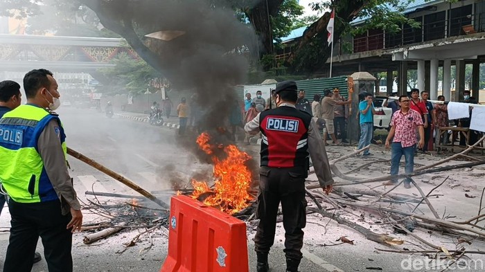 Aksi protes pedagang buku Lapangan Merdeka Medan (Goklas/detikSumut)