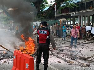 Didemo Pedagang Buku, Kadis PKP2R Ngaku Tak Tahu Tangga Kios Dibongkar