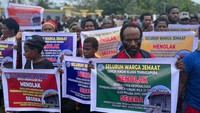 Mereka membawa berbagai poster berisi tuntutan.