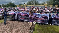 Mereka memprotes menetapan tersangka Bupati Mimika, Eltinus Omaleng, dalam kassus gereja Kingmi Mile 32. Mereka menganggap hal itu sebagai kriminalisasi terhadap Bupati Mimika Eltinus Omaleng.