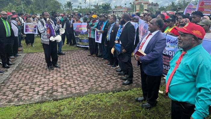 Ribuan jemaat gereja menggelar demonstrasi di gedung DPRD Timika, Papua, Selasa (6/9/2022). Mereka membawa berabagai spanduk.