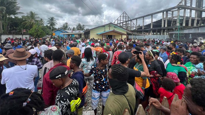 Ribuan jemaat gereja menggelar demonstrasi di gedung DPRD Timika, Papua, Selasa (6/9/2022). Mereka membawa berabagai spanduk.
