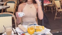 Nah, ini adalah salah satu momen Alyssa Daguise saat nongkrong di kafe di Paris. Ia menikmati kopi dengan berbagai hidangan manis. Foto: Instagram @alyssadaguise
