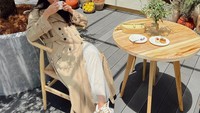 Alyssa Daguise termasuk orang yang doyan ngopi. Momen ngopi mewahnya pun terlihat di foto ini, ia menikmati kopi di kafe DIOR. Foto: Instagram @alyssadaguise
