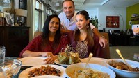Nah, kalau yang satu ini adalah momennya sata merayakan Idul Fitri bersama keluarga. Tampak ia menyajikan ketupat, opor ayam dan sambal ati. Foto: Instagram @alyssadaguise