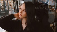 Dari sekian banyak momen nongkrongnya, paling banyak Alyssa Daguise nongkrong di kafe di Paris. Ia pesan kopi dengan camilan kentang goreng.  Foto: Instagram @alyssadaguise