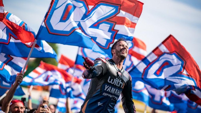 MISANO ADRIATICO, ITALY - SEPTEMBER 04: Fans pay tribute to the career of Andrea Dovizioso of Italy and WithU Yamaha RNF MotoGP Team at the end of the race after he retired during the race of the MotoGP Gran Premio Gryfyn di San Marino e della Riviera di Rimini at Misano World Circuit on September 04, 2022 in Misano Adriatico, Italy. (Photo by Steve Wobser/Getty Images)