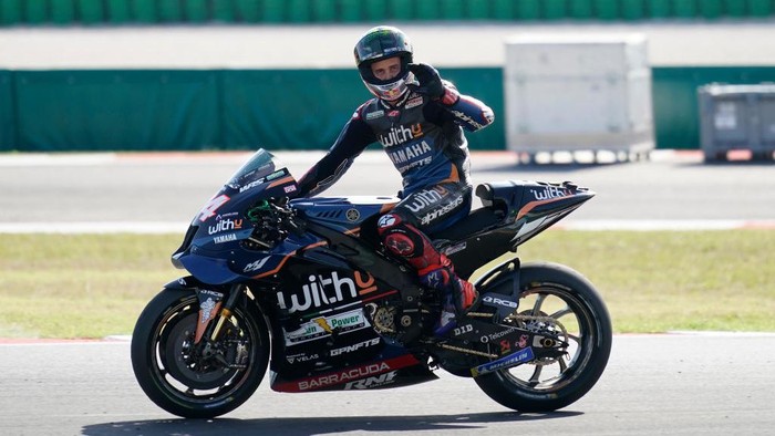 MISANO ADRIATICO, ITALY - SEPTEMBER 04: Andrea Dovizioso of Italy and WithU Yamaha RNF MotoGP™ Team great the fans at the end of race of the MotoGP Of San Marino at Misano World Circuit on September 04, 2022 in Misano Adriatico, Italy. (Photo by Danilo Di Giovanni/Getty Images)