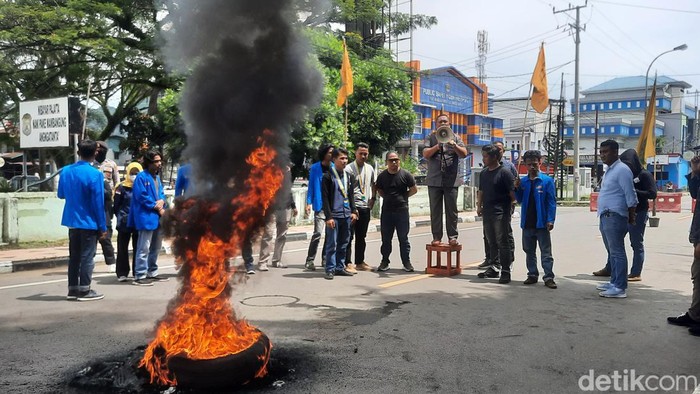 Anggota DPRD Mamuju ikut orasi dalam demo tolak kenaikan harga BBM.