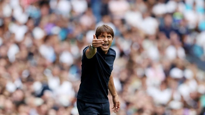LONDON, ENGLAND - AUGUST 20: Antonio Conte, Manager of Tottenham Hotspur gives his team instructions during the Premier League match between Tottenham Hotspur and Wolverhampton Wanderers at Tottenham Hotspur Stadium on August 20, 2022 in London, England. (Photo by Jack Thomas - WWFC/Wolves via Getty Images)