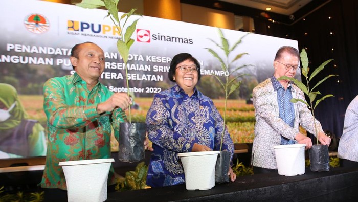 Bangun Pusat Persemaian Sriwijaya Kemampo Managing Director APP Sinar Mas Suhendra Wiriadinata (depan kanan) dan Sekjen KLHK Bambang Hendroyono (depan kiri) disaksiskan Menteri LHK Siti Nurbaya (belakang tengah), Board Member Sinar Mas Franky O Widjaja (belakang kanan), dan Sekjen Kementerian PUPR Mohammad Zainal Fatah (belakang kiri) saat melakukan Penandatanganan Nota Kesepahaman Pembangunan Pusat Persemaian Sriwijaya Kemampo Sumatera Selatan di Grand Hyatt, Thamrin, Jakarta Pusat, Selasa (6/9/2022). Kementerian Lingkungan Hidup Kehutanan (KLHK), PUPR dan Sinar Mas bekerjasama untuk membangun Persemaian Sriwijaya Kemampo, Kabupaten Banyuasin, Provinsi Sumatera Selatan berkapasitas 10 juta bibit per tahun