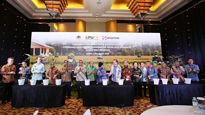 Bangun Pusat Persemaian Sriwijaya Kemampo Managing Director APP Sinar Mas Suhendra Wiriadinata (depan kanan) dan Sekjen KLHK Bambang Hendroyono (depan kiri) disaksiskan Menteri LHK Siti Nurbaya (belakang tengah), Board Member Sinar Mas Franky O Widjaja (belakang kanan), dan Sekjen Kementerian PUPR Mohammad Zainal Fatah (belakang kiri) saat melakukan Penandatanganan Nota Kesepahaman Pembangunan Pusat Persemaian Sriwijaya Kemampo Sumatera Selatan di Grand Hyatt, Thamrin, Jakarta Pusat, Selasa (6/9/2022). Kementerian Lingkungan Hidup Kehutanan (KLHK), PUPR dan Sinar Mas bekerjasama untuk membangun Persemaian Sriwijaya Kemampo, Kabupaten Banyuasin, Provinsi Sumatera Selatan berkapasitas 10 juta bibit per tahun