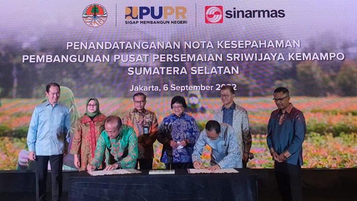 Bangun Pusat Persemaian Sriwijaya Kemampo Managing Director APP Sinar Mas Suhendra Wiriadinata (depan kanan) dan Sekjen KLHK Bambang Hendroyono (depan kiri) disaksiskan Menteri LHK Siti Nurbaya (belakang tengah), Board Member Sinar Mas Franky O Widjaja (belakang kanan), dan Sekjen Kementerian PUPR Mohammad Zainal Fatah (belakang kiri) saat melakukan Penandatanganan Nota Kesepahaman Pembangunan Pusat Persemaian Sriwijaya Kemampo Sumatera Selatan di Grand Hyatt, Thamrin, Jakarta Pusat, Selasa (6/9/2022). Kementerian Lingkungan Hidup Kehutanan (KLHK), PUPR dan Sinar Mas bekerjasama untuk membangun Persemaian Sriwijaya Kemampo, Kabupaten Banyuasin, Provinsi Sumatera Selatan berkapasitas 10 juta bibit per tahun