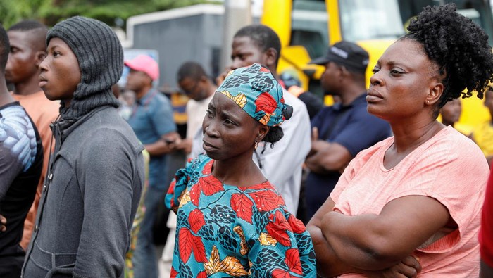 Rescue workers and security personnel gather at the site of an under-construction building collapse in Oniru, Lagos, Nigeria September 4, 2022. REUTERS/Temilade Adelaja
