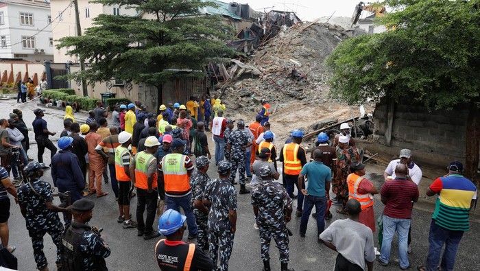 Rescue workers and security personnel gather at the site of an under-construction building collapse in Oniru, Lagos, Nigeria September 4, 2022. REUTERS/Temilade Adelaja