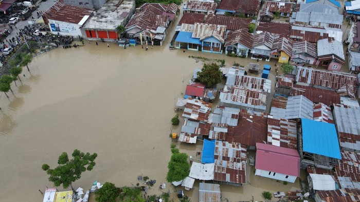 Warga melintasi banjir yang merendam permukiman mereka di Kampung Baru di Palu, Sulawesi Tengah, Selasa (6/9/2022). Banjir yang merendam permukiman warga itu diakibatkan hujan lebat yang melanda Kota Palu serta wilayah hulu sungai di Kabupaten Sigi hingga menyebabkan Sungai Palu meluap dan merupakan banjir terparah dalam 10 tahun terakhir. ANTARA FOTO/Mohamad Hamzah/wsj.