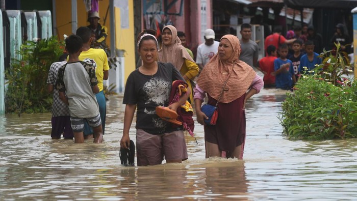 Warga melintasi banjir yang merendam permukiman mereka di Kampung Baru di Palu, Sulawesi Tengah, Selasa (6/9/2022). Banjir yang merendam permukiman warga itu diakibatkan hujan lebat yang melanda Kota Palu serta wilayah hulu sungai di Kabupaten Sigi hingga menyebabkan Sungai Palu meluap dan merupakan banjir terparah dalam 10 tahun terakhir. ANTARA FOTO/Mohamad Hamzah/wsj.