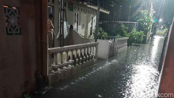 Banjir menggenangi wilayah Kecamatan Medan Tembung, Selasa (6/9/2022) malam. (Aldi/detikSumut)