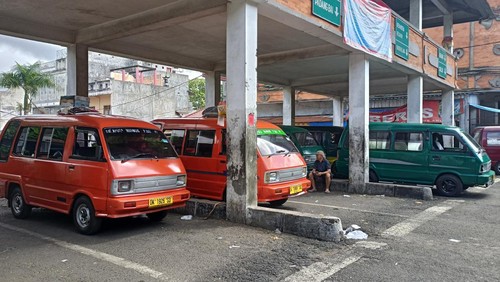 Beberapa angkot yang ada di Terminal Amlapura sedang menunggu penumpang