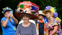 Seorang wanita mengenakan topi korsel di Festival Topi Bridport di Bridport, Inggris, Sabtu, (3/9/2022). Ada ratusan peserta mengikuti festival ini.