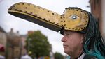 Beragam Topi Unik Meriahkan Festival di Inggris