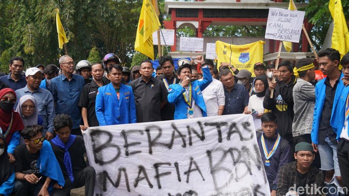 Mahasiswa di Bone, Sulawesi Selatan (Sulsel) mendesak DPRD Bone untuk menyampaikan aspirasinya ke pemerintah pusat terkait penolakan kenaikan harga BBM.