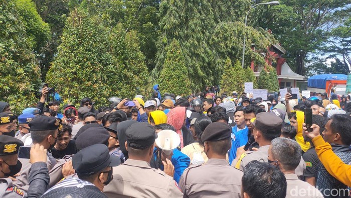 Mahasiswa di Bone, Sulawesi Selatan (Sulsel) menerobos blokade polisi di Kantor DPRD Bone saat demo menolak kenaikan harga BBM.
