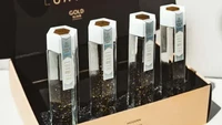 Produsen air mineral asal Amerika Serikat berusaha menyajikan air mineral dalam kemasan yang sangat mewah. Botolnya dibentuk segi enam dengan campuran emas di dalamnya. Foto: Svalbardi