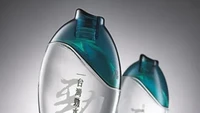Sebuah produsen air mineral di Taiwan sengaja mendesain kemasan botolnya dengan penuh makna. Botol berbentuk ikan dengan tulisan Jin di bagian depannya bermaksud untuk memberikan kekuatan bagi konsumennya. Foto: Svalbardi