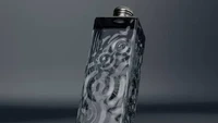 Tampak premium, air mineral ini tampak seperti parfum pria yang elegan. Air mineral bernama Bulaqua ini ternyata diproduksi di Kyrgyzstan. Foto: Svalbardi