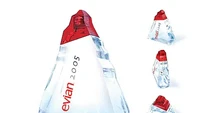 Produsen air mineral Evian terkenal dengan klaimnya yang mengemas air mineral murni dari pegunungan. Ternyata ada edisi khusus yang mendesain botolnya juga mirip seperti gunung. Foto: Svalbardi