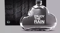 Botol minum berdesain awan ini ternyata juga berisi air hujan. Berasal dari Tasmania, merek air mineral Enjoy The Rain ini berisi 100% air hujan yang dikumpulkan. Foto: Svalbardi