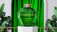 Merek air mineral dari Kolombia bernama Emerald ini menyajikan air minum dalam botol yang tak biasa. Layaknya batu emerald, botolnya didesain mewah dengan warna hijau. Foto: Svalbardi