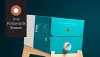 Air mineral dengan bentuk unik yang satu ini bahkan memenangkan penghargaan Pentaward 2019. Kemasannya dibuat dari kardus yang dibentuk kotak dengan penyangga seperti dispenser dan diakui sampah kemasannya ramah lingkungan. Foto: Svalbardi