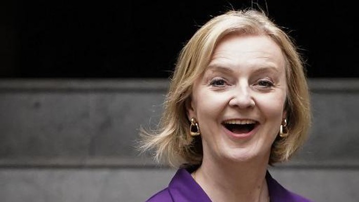 New Conservative Party leader and incoming prime minister Liz Truss reacts as she leaves the Conservative Party Headquarters in central London having been announced the winner of the Conservative Party leadership contest at an event in central London on September 5, 2022. - Truss is the UKs third female prime minister following Theresa May and Margaret Thatcher. The 47-year-old has consistently enjoyed overwhelming support over 42-year-old Sunak in polling of the estimated 200,000 Tory members who were eligible to vote. (Photo by Niklas HALLEN / AFP)