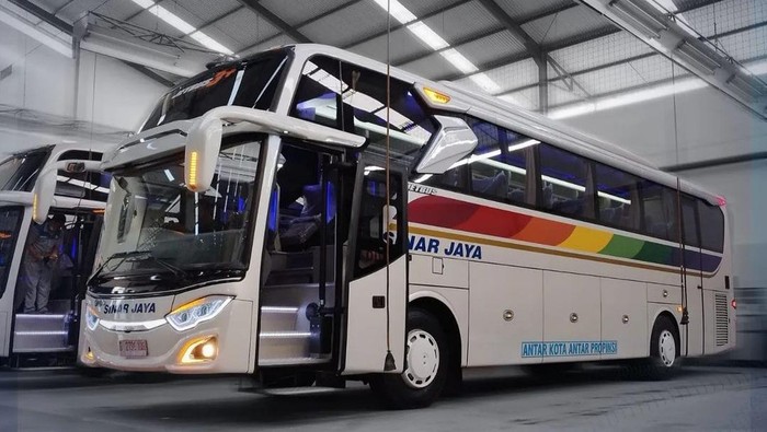 Bus baru PO Sinar Jaya garapan karoseri Adiputro