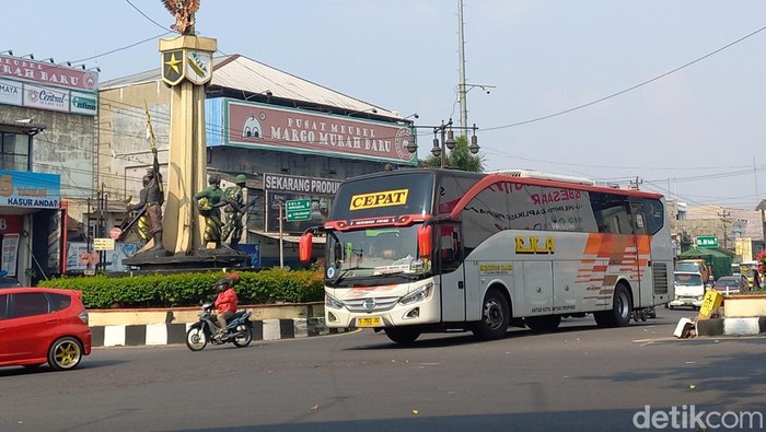 Bus melintas di dekat Terminal Tirtonadi Solo.