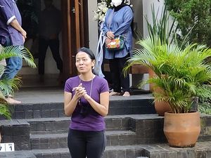 Harapan Dee Lestari pada Prosesi Ibadah untuk Jenazah Reza Gunawan