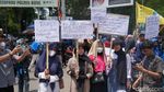 Potret Tulisan Nyeleneh Sindir Pemerintah saat Demo Harga BBM Naik di Bone
