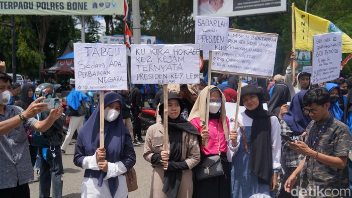 Demo BBM Sejumlah tulisan nyeleneh sindir Pemerintah saat demo tolak harga BBM naik di Bone