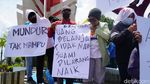 Potret Tulisan Nyeleneh Sindir Pemerintah saat Demo Harga BBM Naik di Bone