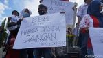 Potret Tulisan Nyeleneh Sindir Pemerintah saat Demo Harga BBM Naik di Bone