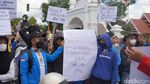 Potret Tulisan Nyeleneh Sindir Pemerintah saat Demo Harga BBM Naik di Bone