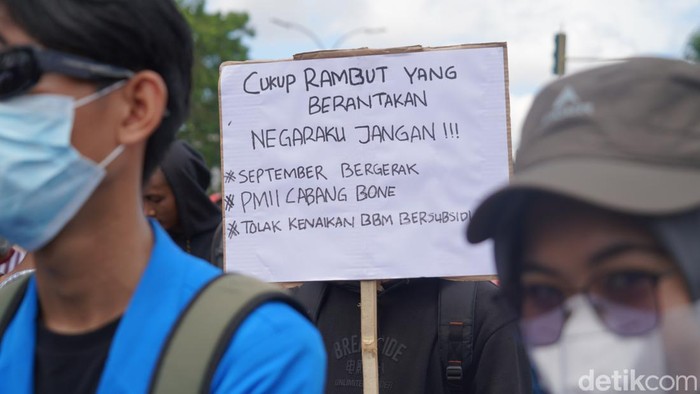 Sejumlah tulisan nyeleneh sindir Pemerintah saat demo tolak harga BBM naik di Bone