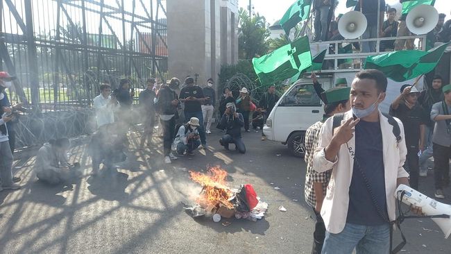 Demo BBM di DPR, Massa Mahasiswa Bakar Sampah hingga Emak-emak Orasi