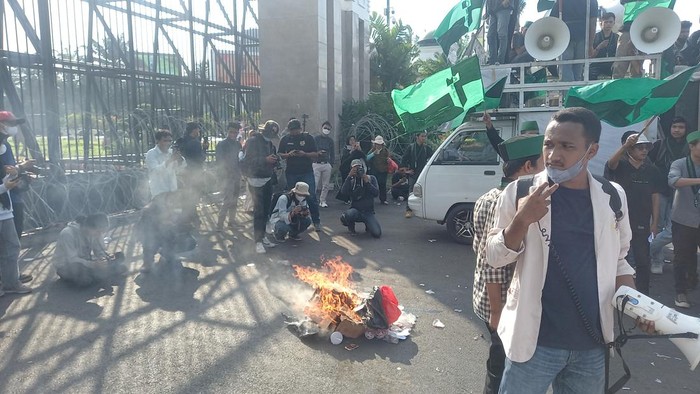 Demo BBM di DPR, Massa Mahasiswa Bakar Sampah hingga Emak-emak Orasi