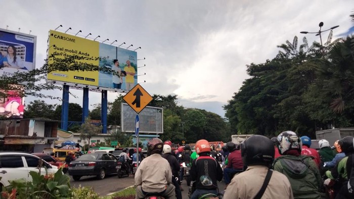 demo buruh tolak bbm di surabaya